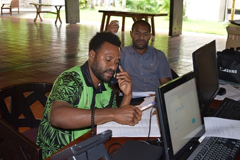 Vanuatu mental health nurse Lawrence Hinge Leo uses knowledge from a WHO-supported training programme to support people in isolation after returning to the country. 